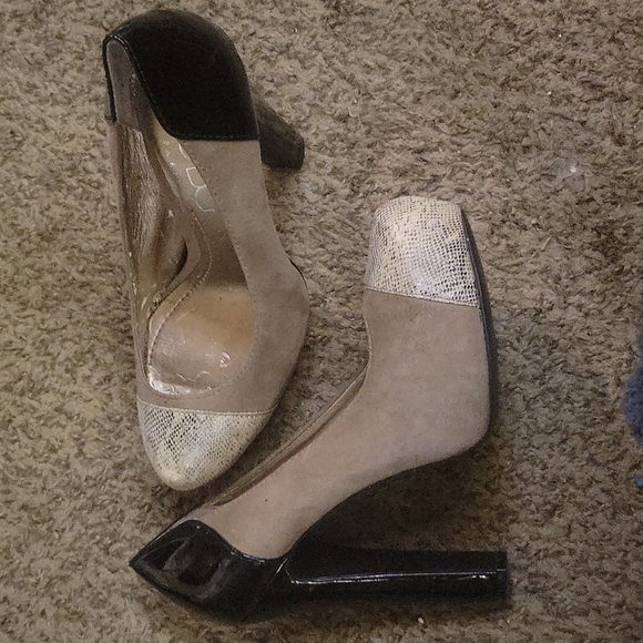 BCBG 5in heels - Picture 2 of 2